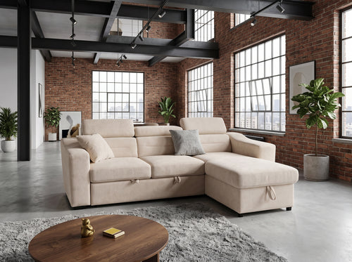 Canapé d'angle beige Bergen dans un salon chaleureux bois et cheminée pierre