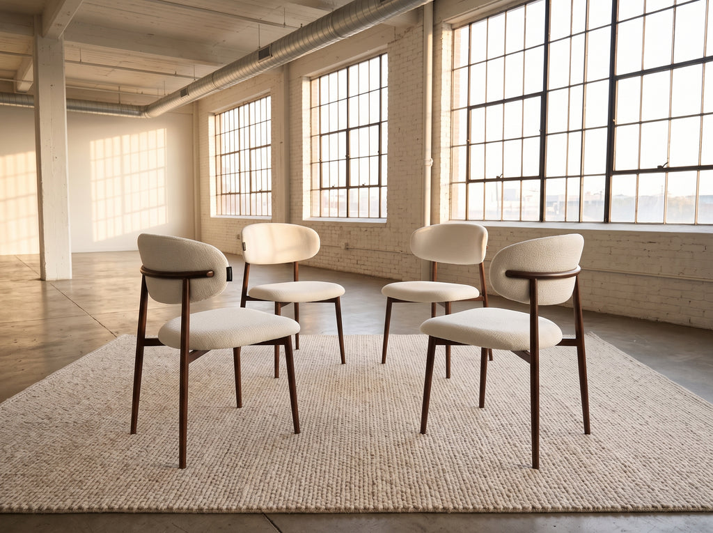 Lot de 4 chaises So bouclé beige dans un intérieur contemporain