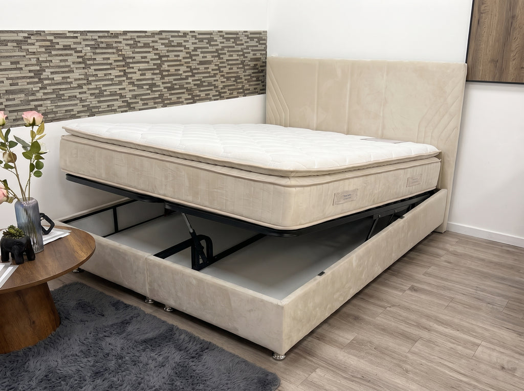 Lit boxspring Livia , Velours crème, tête de lit chevron & coffre de rangement (matelas inclus)
