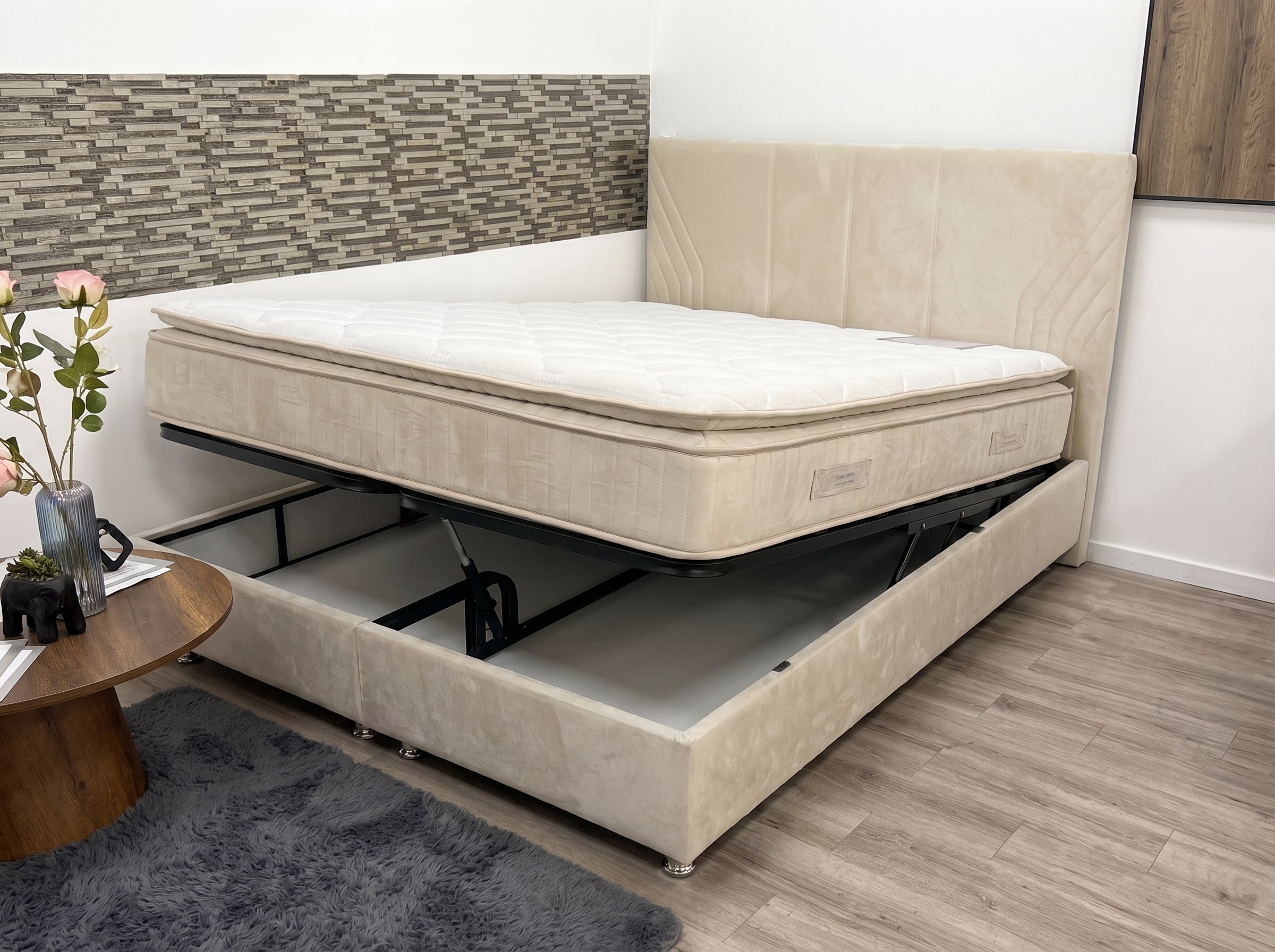 Lit boxspring Livia , Velours crème, tête de lit chevron & coffre de rangement (matelas inclus)