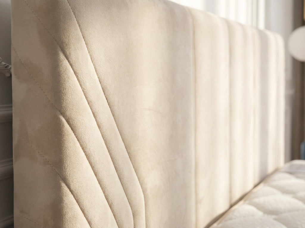 Lit boxspring Livia , Velours crème, tête de lit chevron & coffre de rangement (matelas inclus)