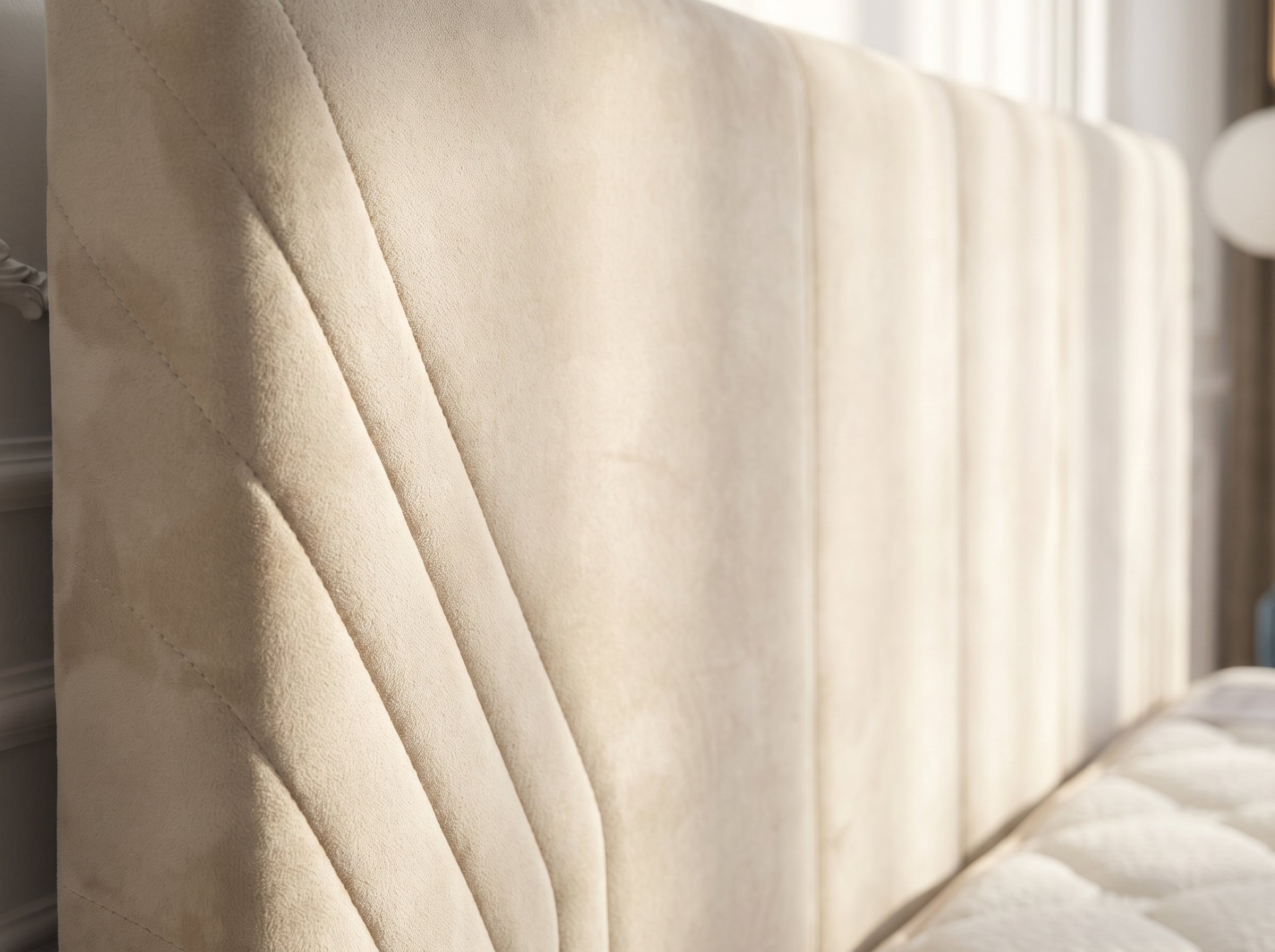 Lit boxspring Livia , Velours crème, tête de lit chevron & coffre de rangement (matelas inclus)