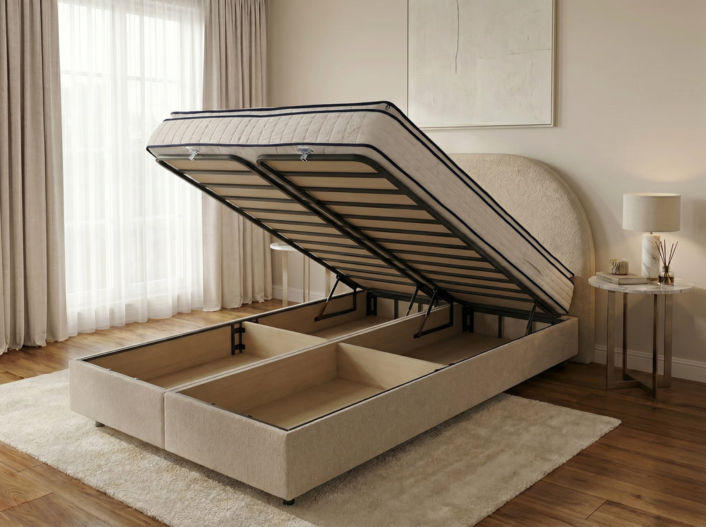 Lit boxspring Livia , Velours crème, tête de lit chevron & coffre de rangement (matelas inclus)
