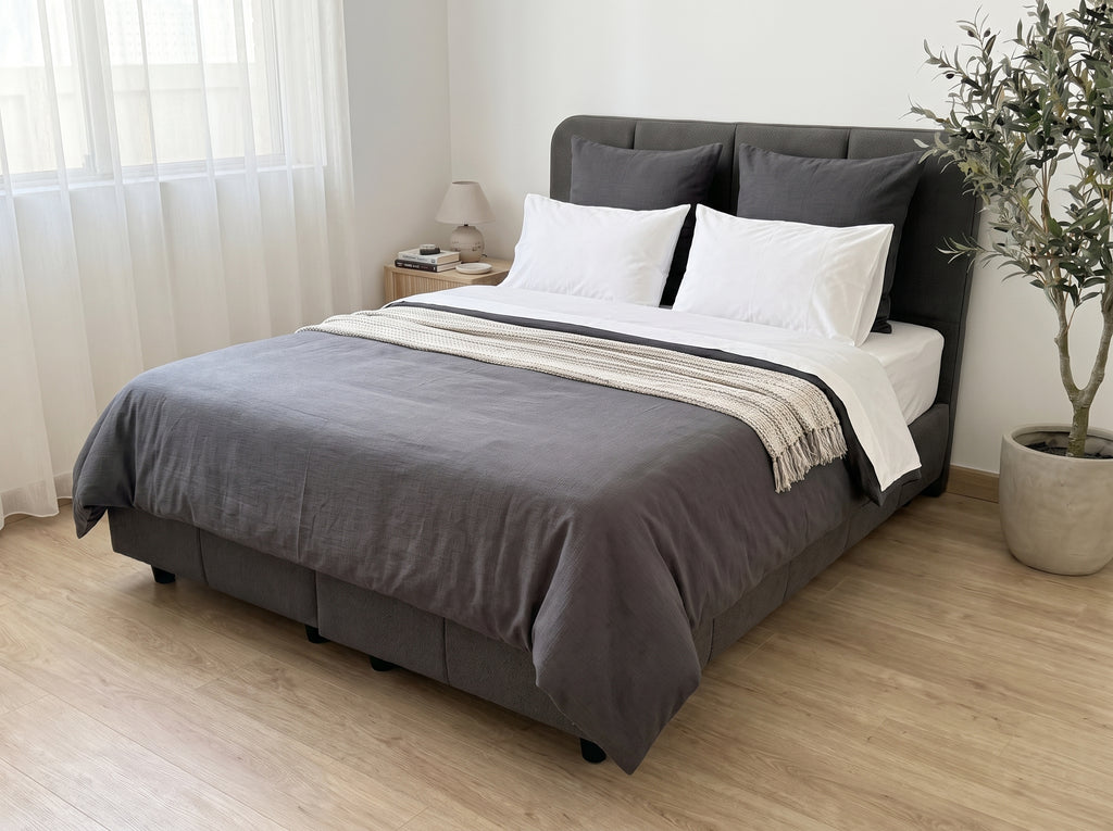 Lit coffre Nova 140×190, Tissu gris anthracite, tête capitonnée & rangement (matelas inclus)