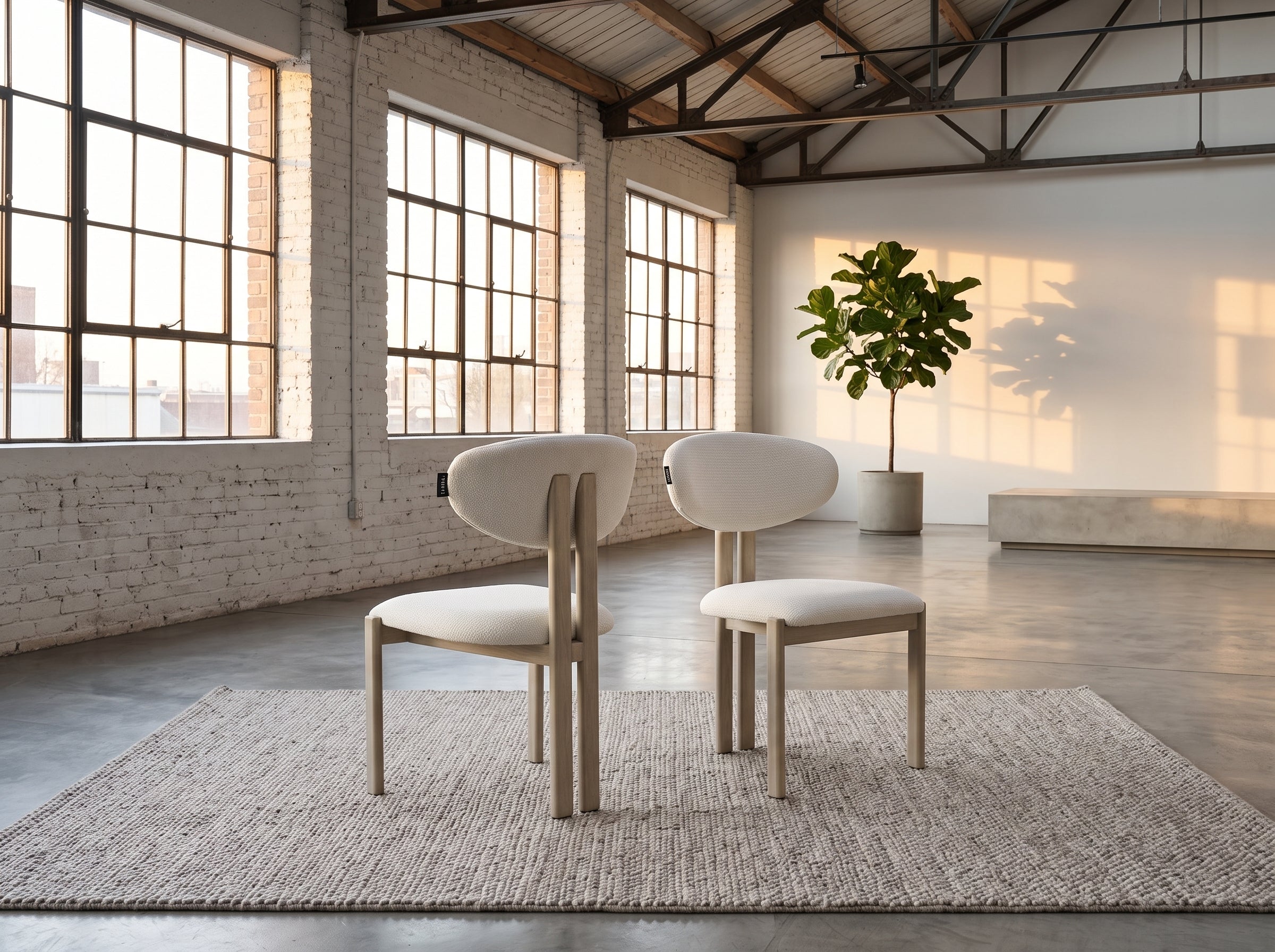 Chaises Bella lot de 2 bouclé beige bois travertin, intérieur lumineux