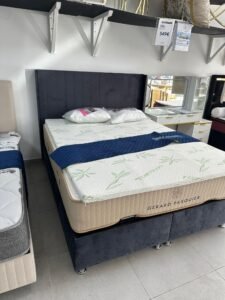 Lit Coffre avec Tête de Lit Velours – 160×200 cm