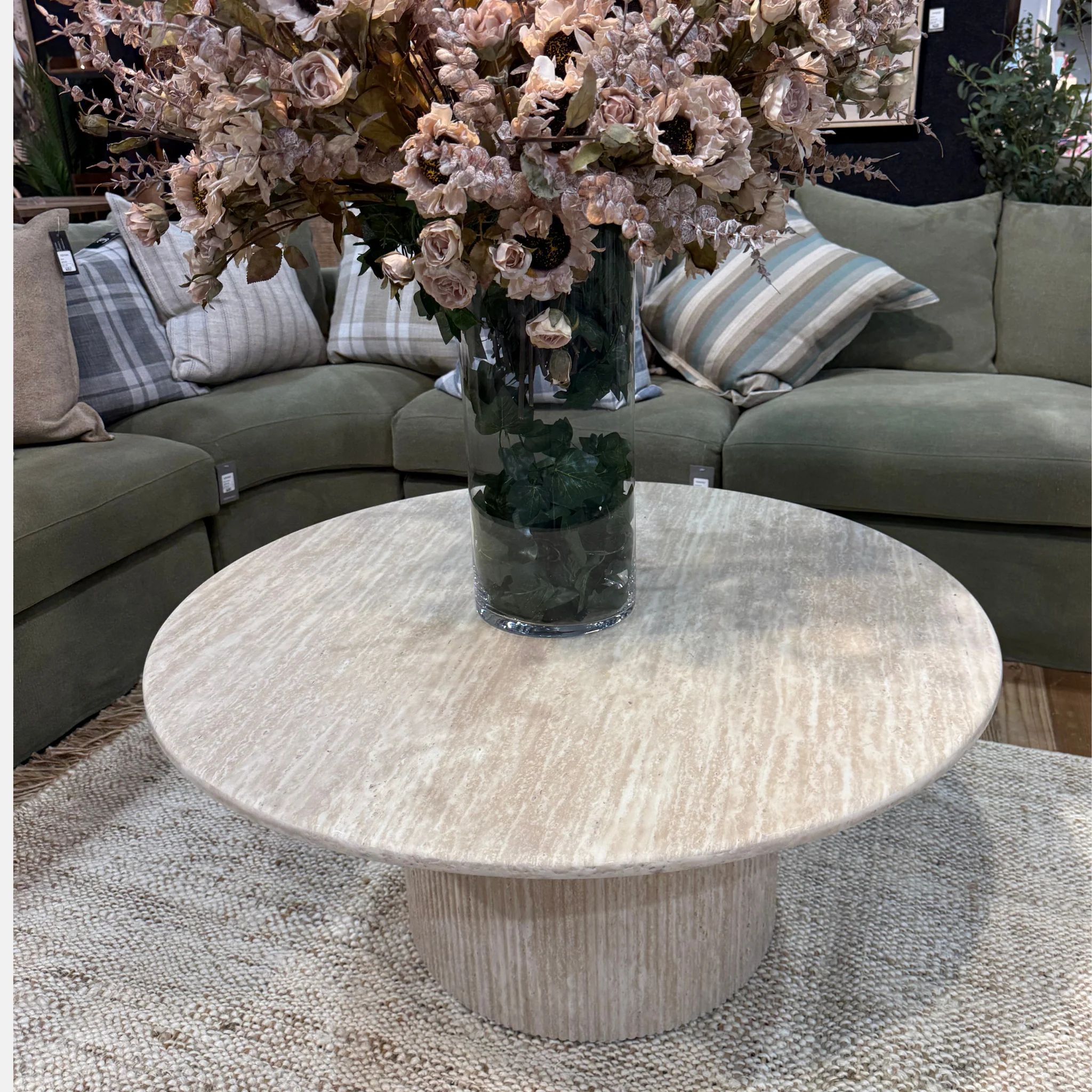 Table Basse Ronde Effet Travertin – Pied Cannelé